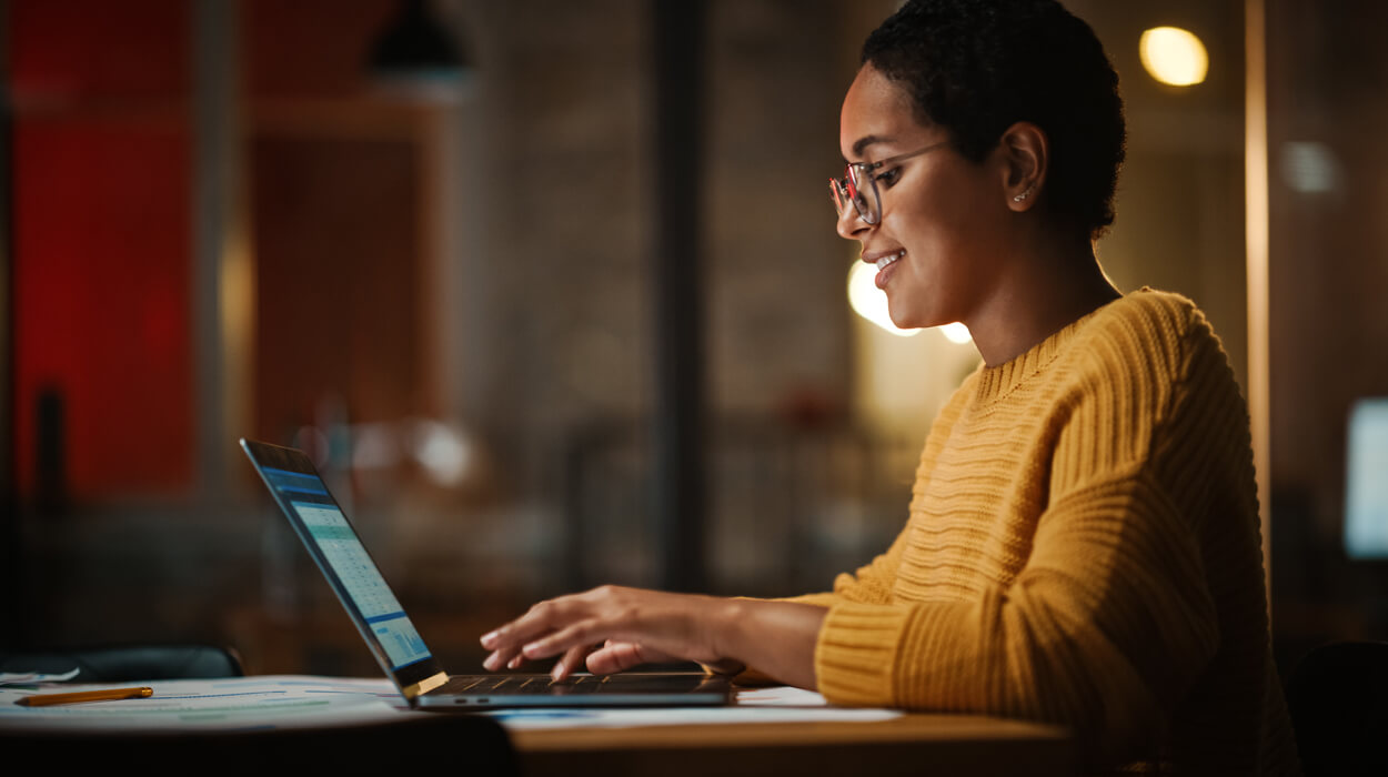 Woman schedules her aesthetic appointment online.